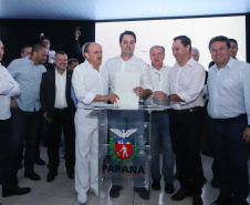 O Governo do Paraná concluiu nesta sexta-feira (17) a agenda em Maringá com a confirmação de R$ 41 milhões para ações e investimentos em 40 municípios da região Noroeste. O governador Carlos Massa Ratinho Junior recebeu prefeitos na 47ª Expoingá, no Parque Internacional de Exposições Francisco Feio Ribeiro. O encontro fez parte das ações em Maringá como sede administrativa do governo estadual. Foto: Rodrio Felix Leal/ANPr