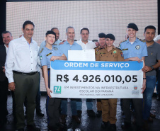 O Governo do Paraná concluiu nesta sexta-feira (17) a agenda em Maringá com a confirmação de R$ 41 milhões para ações e investimentos em 40 municípios da região Noroeste. O governador Carlos Massa Ratinho Junior recebeu prefeitos na 47ª Expoingá, no Parque Internacional de Exposições Francisco Feio Ribeiro. O encontro fez parte das ações em Maringá como sede administrativa do governo estadual. Foto: Rodrio Felix Leal/ANPr