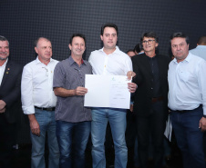 O Governo do Paraná concluiu nesta sexta-feira (17) a agenda em Maringá com a confirmação de R$ 41 milhões para ações e investimentos em 40 municípios da região Noroeste. O governador Carlos Massa Ratinho Junior recebeu prefeitos na 47ª Expoingá, no Parque Internacional de Exposições Francisco Feio Ribeiro. O encontro fez parte das ações em Maringá como sede administrativa do governo estadual. Foto: Rodrio Felix Leal/ANPr