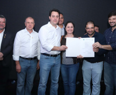 O Governo do Paraná concluiu nesta sexta-feira (17) a agenda em Maringá com a confirmação de R$ 41 milhões para ações e investimentos em 40 municípios da região Noroeste. O governador Carlos Massa Ratinho Junior recebeu prefeitos na 47ª Expoingá, no Parque Internacional de Exposições Francisco Feio Ribeiro. O encontro fez parte das ações em Maringá como sede administrativa do governo estadual. Foto: Rodrio Felix Leal/ANPr