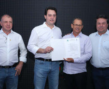 O Governo do Paraná concluiu nesta sexta-feira (17) a agenda em Maringá com a confirmação de R$ 41 milhões para ações e investimentos em 40 municípios da região Noroeste. O governador Carlos Massa Ratinho Junior recebeu prefeitos na 47ª Expoingá, no Parque Internacional de Exposições Francisco Feio Ribeiro. O encontro fez parte das ações em Maringá como sede administrativa do governo estadual. Foto: Rodrio Felix Leal/ANPr