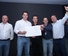 O Governo do Paraná concluiu nesta sexta-feira (17) a agenda em Maringá com a confirmação de R$ 41 milhões para ações e investimentos em 40 municípios da região Noroeste. O governador Carlos Massa Ratinho Junior recebeu prefeitos na 47ª Expoingá, no Parque Internacional de Exposições Francisco Feio Ribeiro. O encontro fez parte das ações em Maringá como sede administrativa do governo estadual. Foto: Rodrio Felix Leal/ANPr