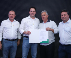O Governo do Paraná concluiu nesta sexta-feira (17) a agenda em Maringá com a confirmação de R$ 41 milhões para ações e investimentos em 40 municípios da região Noroeste. O governador Carlos Massa Ratinho Junior recebeu prefeitos na 47ª Expoingá, no Parque Internacional de Exposições Francisco Feio Ribeiro. O encontro fez parte das ações em Maringá como sede administrativa do governo estadual. Foto: Rodrio Felix Leal/ANPr