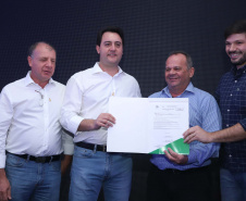 O Governo do Paraná concluiu nesta sexta-feira (17) a agenda em Maringá com a confirmação de R$ 41 milhões para ações e investimentos em 40 municípios da região Noroeste. O governador Carlos Massa Ratinho Junior recebeu prefeitos na 47ª Expoingá, no Parque Internacional de Exposições Francisco Feio Ribeiro. O encontro fez parte das ações em Maringá como sede administrativa do governo estadual. Foto: Rodrio Felix Leal/ANPr