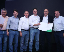 O Governo do Paraná concluiu nesta sexta-feira (17) a agenda em Maringá com a confirmação de R$ 41 milhões para ações e investimentos em 40 municípios da região Noroeste. O governador Carlos Massa Ratinho Junior recebeu prefeitos na 47ª Expoingá, no Parque Internacional de Exposições Francisco Feio Ribeiro. O encontro fez parte das ações em Maringá como sede administrativa do governo estadual. Foto: Rodrio Felix Leal/ANPr