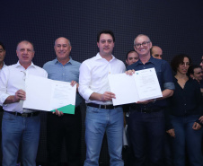 O Governo do Paraná concluiu nesta sexta-feira (17) a agenda em Maringá com a confirmação de R$ 41 milhões para ações e investimentos em 40 municípios da região Noroeste. O governador Carlos Massa Ratinho Junior recebeu prefeitos na 47ª Expoingá, no Parque Internacional de Exposições Francisco Feio Ribeiro. O encontro fez parte das ações em Maringá como sede administrativa do governo estadual. Foto: Rodrio Felix Leal/ANPr