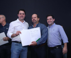 O Governo do Paraná concluiu nesta sexta-feira (17) a agenda em Maringá com a confirmação de R$ 41 milhões para ações e investimentos em 40 municípios da região Noroeste. O governador Carlos Massa Ratinho Junior recebeu prefeitos na 47ª Expoingá, no Parque Internacional de Exposições Francisco Feio Ribeiro. O encontro fez parte das ações em Maringá como sede administrativa do governo estadual. Foto: Rodrio Felix Leal/ANPr
