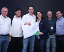 O Governo do Paraná concluiu nesta sexta-feira (17) a agenda em Maringá com a confirmação de R$ 41 milhões para ações e investimentos em 40 municípios da região Noroeste. O governador Carlos Massa Ratinho Junior recebeu prefeitos na 47ª Expoingá, no Parque Internacional de Exposições Francisco Feio Ribeiro. O encontro fez parte das ações em Maringá como sede administrativa do governo estadual. Foto: Rodrio Felix Leal/ANPr