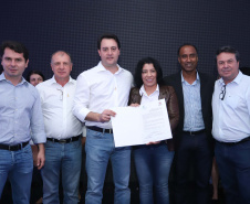O Governo do Paraná concluiu nesta sexta-feira (17) a agenda em Maringá com a confirmação de R$ 41 milhões para ações e investimentos em 40 municípios da região Noroeste. O governador Carlos Massa Ratinho Junior recebeu prefeitos na 47ª Expoingá, no Parque Internacional de Exposições Francisco Feio Ribeiro. O encontro fez parte das ações em Maringá como sede administrativa do governo estadual. Foto: Rodrio Felix Leal/ANPr