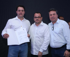 O Governo do Paraná concluiu nesta sexta-feira (17) a agenda em Maringá com a confirmação de R$ 41 milhões para ações e investimentos em 40 municípios da região Noroeste. O governador Carlos Massa Ratinho Junior recebeu prefeitos na 47ª Expoingá, no Parque Internacional de Exposições Francisco Feio Ribeiro. O encontro fez parte das ações em Maringá como sede administrativa do governo estadual. Foto: Rodrio Felix Leal/ANPr