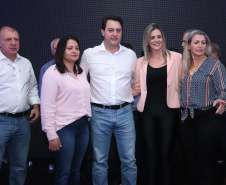 O Governo do Paraná concluiu nesta sexta-feira (17) a agenda em Maringá com a confirmação de R$ 41 milhões para ações e investimentos em 40 municípios da região Noroeste. O governador Carlos Massa Ratinho Junior recebeu prefeitos na 47ª Expoingá, no Parque Internacional de Exposições Francisco Feio Ribeiro. O encontro fez parte das ações em Maringá como sede administrativa do governo estadual. Foto: Rodrio Felix Leal/ANPr