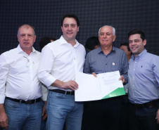 O Governo do Paraná concluiu nesta sexta-feira (17) a agenda em Maringá com a confirmação de R$ 41 milhões para ações e investimentos em 40 municípios da região Noroeste. O governador Carlos Massa Ratinho Junior recebeu prefeitos na 47ª Expoingá, no Parque Internacional de Exposições Francisco Feio Ribeiro. O encontro fez parte das ações em Maringá como sede administrativa do governo estadual. Foto: Rodrio Felix Leal/ANPr
