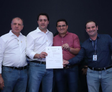 O Governo do Paraná concluiu nesta sexta-feira (17) a agenda em Maringá com a confirmação de R$ 41 milhões para ações e investimentos em 40 municípios da região Noroeste. O governador Carlos Massa Ratinho Junior recebeu prefeitos na 47ª Expoingá, no Parque Internacional de Exposições Francisco Feio Ribeiro. O encontro fez parte das ações em Maringá como sede administrativa do governo estadual. Foto: Rodrio Felix Leal/ANPr