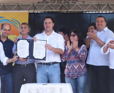 O município de Sarandi, no Noroeste do Paraná, vai implantar galerias pluviais e recapear ruas do Jardim Independência. O investimento é de R$ 3,7 milhões, com recursos do Estado, a fundo perdido. Nesta sexta-feira (17), o governador Carlos Massa Ratinho Júnior esteve em Sarandi e assinou a ordem de serviço para o início das obras. Foto: Rodrigo Felix Leal/ANPr