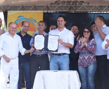 O município de Sarandi, no Noroeste do Paraná, vai implantar galerias pluviais e recapear ruas do Jardim Independência. O investimento é de R$ 3,7 milhões, com recursos do Estado, a fundo perdido. Nesta sexta-feira (17), o governador Carlos Massa Ratinho Júnior esteve em Sarandi e assinou a ordem de serviço para o início das obras. Foto: Rodrigo Felix Leal/ANPr