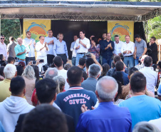 O município de Sarandi, no Noroeste do Paraná, vai implantar galerias pluviais e recapear ruas do Jardim Independência. O investimento é de R$ 3,7 milhões, com recursos do Estado, a fundo perdido. Nesta sexta-feira (17), o governador Carlos Massa Ratinho Júnior esteve em Sarandi e assinou a ordem de serviço para o início das obras. Foto: Rodrigo Felix Leal/ANPr