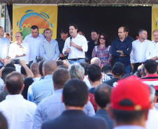 O município de Sarandi, no Noroeste do Paraná, vai implantar galerias pluviais e recapear ruas do Jardim Independência. O investimento é de R$ 3,7 milhões, com recursos do Estado, a fundo perdido. Nesta sexta-feira (17), o governador Carlos Massa Ratinho Júnior esteve em Sarandi e assinou a ordem de serviço para o início das obras. Foto: Rodrigo Felix Leal/ANPr