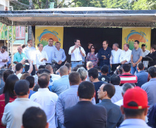 O município de Sarandi, no Noroeste do Paraná, vai implantar galerias pluviais e recapear ruas do Jardim Independência. O investimento é de R$ 3,7 milhões, com recursos do Estado, a fundo perdido. Nesta sexta-feira (17), o governador Carlos Massa Ratinho Júnior esteve em Sarandi e assinou a ordem de serviço para o início das obras. Foto: Rodrigo Felix Leal/ANPr