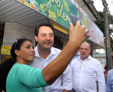 O município de Sarandi, no Noroeste do Paraná, vai implantar galerias pluviais e recapear ruas do Jardim Independência. O investimento é de R$ 3,7 milhões, com recursos do Estado, a fundo perdido. Nesta sexta-feira (17), o governador Carlos Massa Ratinho Júnior esteve em Sarandi e assinou a ordem de serviço para o início das obras. Foto: Gilson Abreu/ANPr