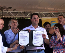 O município de Sarandi, no Noroeste do Paraná, vai implantar galerias pluviais e recapear ruas do Jardim Independência. O investimento é de R$ 3,7 milhões, com recursos do Estado, a fundo perdido. Nesta sexta-feira (17), o governador Carlos Massa Ratinho Júnior esteve em Sarandi e assinou a ordem de serviço para o início das obras. Foto: Gilson Abreu/ANPr