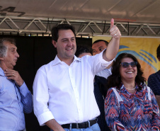 O município de Sarandi, no Noroeste do Paraná, vai implantar galerias pluviais e recapear ruas do Jardim Independência. O investimento é de R$ 3,7 milhões, com recursos do Estado, a fundo perdido. Nesta sexta-feira (17), o governador Carlos Massa Ratinho Júnior esteve em Sarandi e assinou a ordem de serviço para o início das obras. Foto: Gilson Abreu/ANPr