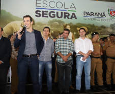 O governador Carlos Massa Ratinho Junior lançou nesta sexta-feira (17) o programa Escola Segura em Londrina, no Norte do Paraná. O colégio estadual Olympia Morais Tormenta, onde aconteceu a solenidade, e outras 17 escolas estaduais do município contam agora com policiais militares que atuarão diariamente para reforçar a segurança no período de aulas. Foto: Rodrigo Felix Leal/ANPr