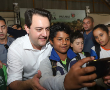 O governador Carlos Massa Ratinho Junior lançou nesta sexta-feira (17) o programa Escola Segura em Londrina, no Norte do Paraná. O colégio estadual Olympia Morais Tormenta, onde aconteceu a solenidade, e outras 17 escolas estaduais do município contam agora com policiais militares que atuarão diariamente para reforçar a segurança no período de aulas. Foto: Rodrigo Felix Leal/ANPr