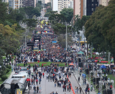 O governador Carlos Massa Ratinho Junior participou neste sábado (18), em Curitiba, da 25ª Marcha para Jesus, evento que reuniu cerca de 200 mil pessoas, de acordo com a organização. Foto: Rodrigo Felix Leal/ANPr
