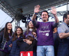 O governador Carlos Massa Ratinho Junior participou neste sábado (18), em Curitiba, da 25ª Marcha para Jesus, evento que reuniu cerca de 200 mil pessoas, de acordo com a organização. Foto: Rodrigo Felix Leal/ANPr