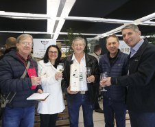 Um plano estratégico para fortalecimento e ampliação da cadeia da vitivinicultura no Paraná será elaborado em 30 dias. A medida foi definida neste sábado (18) em reunião entre o secretário da Agricultura e do Abastecimento, Norberto Ortigara, e produtores do setor. O encontro aconteceu durante o Festival Vinopar do Vinho Paranaense, no salão de eventos do Museu Oscar Niemeyer (MON), em Curitiba.18-05-19.Foto: Arnaldo Alves / ANPr