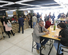 Um plano estratégico para fortalecimento e ampliação da cadeia da vitivinicultura no Paraná será elaborado em 30 dias. A medida foi definida neste sábado (18) em reunião entre o secretário da Agricultura e do Abastecimento, Norberto Ortigara, e produtores do setor. O encontro aconteceu durante o Festival Vinopar do Vinho Paranaense, no salão de eventos do Museu Oscar Niemeyer (MON), em Curitiba.18-05-19.Foto: Arnaldo Alves / ANPr