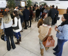 Um plano estratégico para fortalecimento e ampliação da cadeia da vitivinicultura no Paraná será elaborado em 30 dias. A medida foi definida neste sábado (18) em reunião entre o secretário da Agricultura e do Abastecimento, Norberto Ortigara, e produtores do setor. O encontro aconteceu durante o Festival Vinopar do Vinho Paranaense, no salão de eventos do Museu Oscar Niemeyer (MON), em Curitiba.18-05-19.Foto: Arnaldo Alves / ANPr