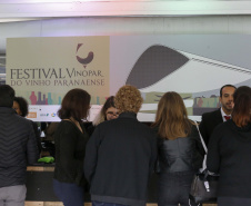 Um plano estratégico para fortalecimento e ampliação da cadeia da vitivinicultura no Paraná será elaborado em 30 dias. A medida foi definida neste sábado (18) em reunião entre o secretário da Agricultura e do Abastecimento, Norberto Ortigara, e produtores do setor. O encontro aconteceu durante o Festival Vinopar do Vinho Paranaense, no salão de eventos do Museu Oscar Niemeyer (MON), em Curitiba.18-05-19.Foto: Arnaldo Alves / ANPr