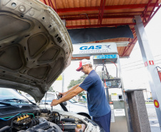 Economia na hora de abastecer e menos poluição lançada no meio ambiente. Estas são as principais vantagens para quem usa o Gás Natural Veicular (GNV) no Paraná. Mesmo com as altas recentes no preço de todos os combustíveis, o GNV conta com uma competitividade de cerca de 40% em relação ao etanol e à gasolina. Foto: Valterci Santos/Divulgação - Compagas