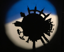A partir desta terça-feira, dia 21 de maio até 2 de junho, o Museu Paranaense será palco para a história do cientista Albert Einstein com o teatro de sombras “Jovem Einstein vê o mundo”, da Companhia Karagozwk. As apresentações ocorrem duas vezes ao dia: terça a sexta, 10h e 14h; sábado e domingo, 10h e 12h, no auditório Loureiro Fernandes. A entrada é gratuita. Foto:Harlequin Produções/ Divulgação SECC