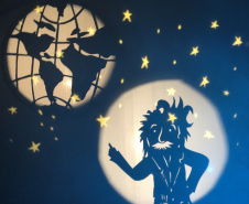 A partir desta terça-feira, dia 21 de maio até 2 de junho, o Museu Paranaense será palco para a história do cientista Albert Einstein com o teatro de sombras “Jovem Einstein vê o mundo”, da Companhia Karagozwk. As apresentações ocorrem duas vezes ao dia: terça a sexta, 10h e 14h; sábado e domingo, 10h e 12h, no auditório Loureiro Fernandes. A entrada é gratuita. Foto:Harlequin Produções/ Divulgação SECC