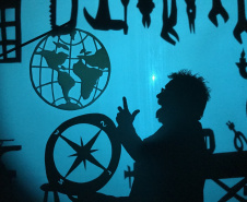 A partir desta terça-feira, dia 21 de maio até 2 de junho, o Museu Paranaense será palco para a história do cientista Albert Einstein com o teatro de sombras “Jovem Einstein vê o mundo”, da Companhia Karagozwk. As apresentações ocorrem duas vezes ao dia: terça a sexta, 10h e 14h; sábado e domingo, 10h e 12h, no auditório Loureiro Fernandes. A entrada é gratuita. Foto:Harlequin Produções/ Divulgação SECC