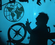 A partir desta terça-feira, dia 21 de maio até 2 de junho, o Museu Paranaense será palco para a história do cientista Albert Einstein com o teatro de sombras “Jovem Einstein vê o mundo”, da Companhia Karagozwk. As apresentações ocorrem duas vezes ao dia: terça a sexta, 10h e 14h; sábado e domingo, 10h e 12h, no auditório Loureiro Fernandes. A entrada é gratuita. Foto:Harlequin Produções/ Divulgação SECC