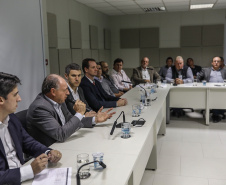 A Coordenação da Região Metropolitana de Curitiba (Comec) realizou nesta segunda-feira (20) um encontro com prefeitos, vice-prefeitos e secretários de 25 municípios da RMC para apresentar as principais ações realizadas desde o início deste ano e o planejamento para os próximos meses. O secretário do Desenvolvimento Urbano e de Obras Públicas do Paraná, João Carlos Ortega, abriu o encontro.Foto: Maurilio Cheli/Comec