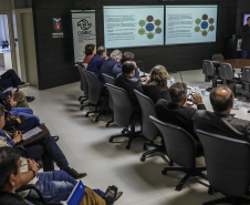 A Coordenação da Região Metropolitana de Curitiba (Comec) realizou nesta segunda-feira (20) um encontro com prefeitos, vice-prefeitos e secretários de 25 municípios da RMC para apresentar as principais ações realizadas desde o início deste ano e o planejamento para os próximos meses. O secretário do Desenvolvimento Urbano e de Obras Públicas do Paraná, João Carlos Ortega, abriu o encontro.Foto: Maurilio Cheli/Comec