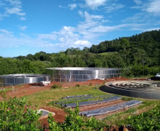 Estão em andamento as obras de implantação de um novo modelo de estação de tratamento de esgoto na cidade de Matelândia, no Oeste do Paraná. A opção por uma estrutura modular oferece a vantagem de ter uma implantação mais rápida e de permitir a ampliação da capacidade de tratamento de acordo com a necessidade do sistema. A obra deve ser concluída até setembro deste ano. O investimento é de R$ 4 milhões. Foto: Sanepar