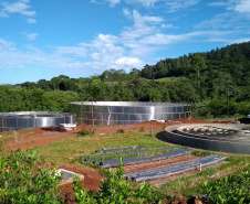 Estão em andamento as obras de implantação de um novo modelo de estação de tratamento de esgoto na cidade de Matelândia, no Oeste do Paraná. A opção por uma estrutura modular oferece a vantagem de ter uma implantação mais rápida e de permitir a ampliação da capacidade de tratamento de acordo com a necessidade do sistema. A obra deve ser concluída até setembro deste ano. O investimento é de R$ 4 milhões. Foto: Sanepar
