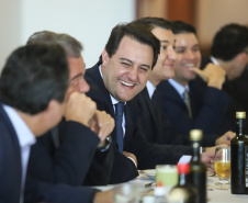 O governador Carlos Massa Ratinho Junior realizou nesta terça-feira (21) o segundo encontro com a bancada do Paraná em Brasília. Os três senadores e deputados federais participaram da reunião que aconteceu logo após o Paraná Day, evento organizado pelo Governo do Estado para apresentar oportunidades de negócios a diplomatas e empresários. Foto: Rodrigo Feliz Leal/ANPr