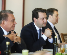 O governador Carlos Massa Ratinho Junior realizou nesta terça-feira (21) o segundo encontro com a bancada do Paraná em Brasília. Os três senadores e deputados federais participaram da reunião que aconteceu logo após o Paraná Day, evento organizado pelo Governo do Estado para apresentar oportunidades de negócios a diplomatas e empresários. Foto: Rodrigo Feliz Leal/ANPr