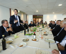 O governador Carlos Massa Ratinho Junior realizou nesta terça-feira (21) o segundo encontro com a bancada do Paraná em Brasília. Os três senadores e deputados federais participaram da reunião que aconteceu logo após o Paraná Day, evento organizado pelo Governo do Estado para apresentar oportunidades de negócios a diplomatas e empresários. Foto: Rodrigo Feliz Leal/ANPr
