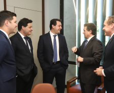 O governador Carlos Massa Ratinho Junior realizou nesta terça-feira (21) o segundo encontro com a bancada do Paraná em Brasília. Os três senadores e deputados federais participaram da reunião que aconteceu logo após o Paraná Day, evento organizado pelo Governo do Estado para apresentar oportunidades de negócios a diplomatas e empresários. Foto: Rodrigo Feliz Leal/ANPr