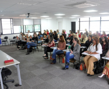 Empreendedoras participantes do Clube da Alice, um grupo de interesse criado em redes sociais em Curitiba que conta com cerca de 540 mil mulheres, assistiram a palestras no auditório da Fomento Paraná nesta terça-feira (21). Entre os assuntos apresentados, orientações sobre as linhas de baixo custo da instituição e dicas de como melhorar a presença nas mídias sociais. Foto: Wagner Vaneski/Fomento Paraná