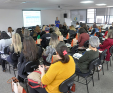 Empreendedoras participantes do Clube da Alice, um grupo de interesse criado em redes sociais em Curitiba que conta com cerca de 540 mil mulheres, assistiram a palestras no auditório da Fomento Paraná nesta terça-feira (21). Entre os assuntos apresentados, orientações sobre as linhas de baixo custo da instituição e dicas de como melhorar a presença nas mídias sociais. Foto: Wagner Vaneski/Fomento Paraná
