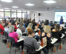 Empreendedoras participantes do Clube da Alice, um grupo de interesse criado em redes sociais em Curitiba que conta com cerca de 540 mil mulheres, assistiram a palestras no auditório da Fomento Paraná nesta terça-feira (21). Entre os assuntos apresentados, orientações sobre as linhas de baixo custo da instituição e dicas de como melhorar a presença nas mídias sociais. Foto: Wagner Vaneski/Fomento Paraná