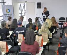 Empreendedoras participantes do Clube da Alice, um grupo de interesse criado em redes sociais em Curitiba que conta com cerca de 540 mil mulheres, assistiram a palestras no auditório da Fomento Paraná nesta terça-feira (21). Entre os assuntos apresentados, orientações sobre as linhas de baixo custo da instituição e dicas de como melhorar a presença nas mídias sociais. Foto: Wagner Vaneski/Fomento Paraná